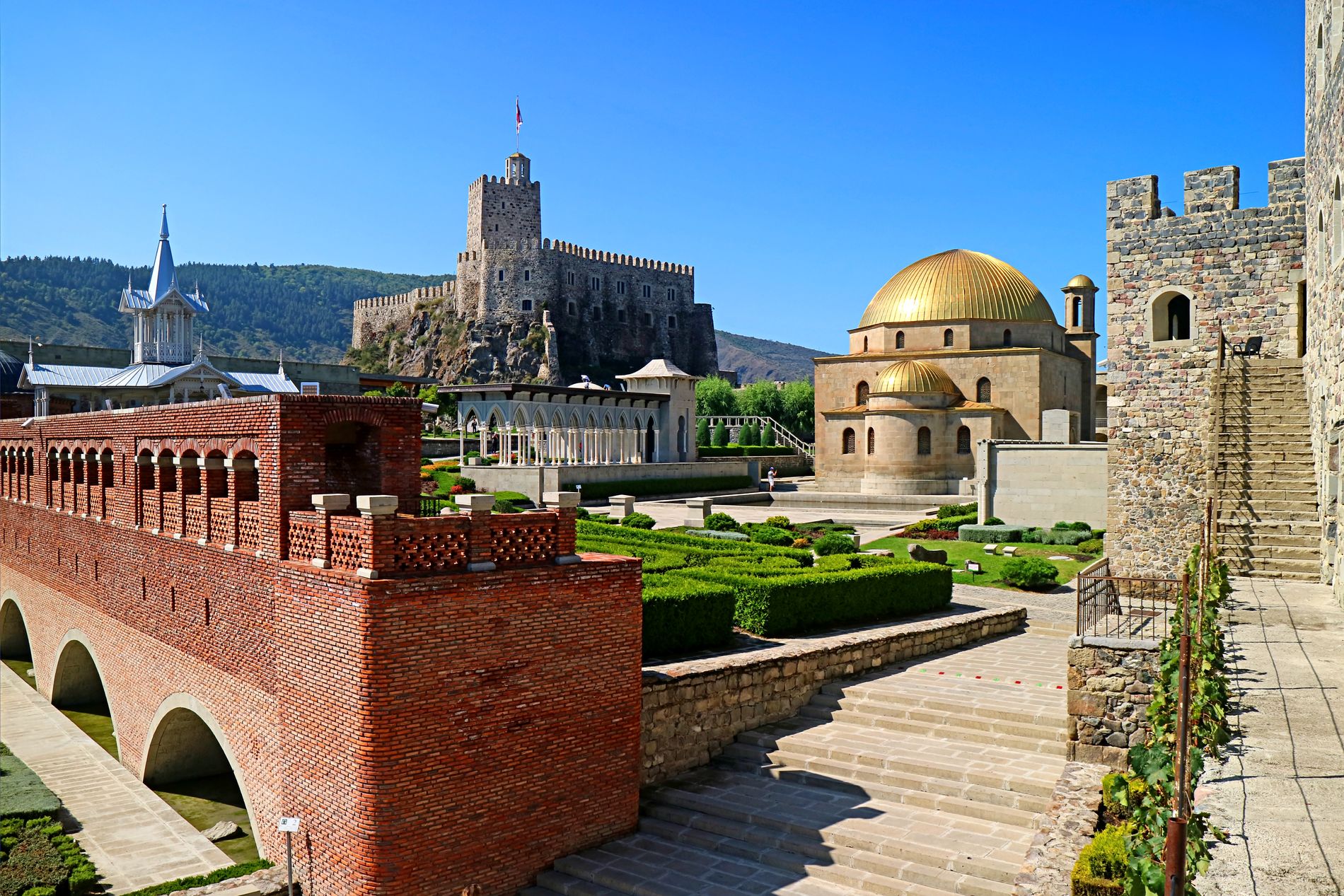 Rabati Fortress — reconstructed medieval citadel in Akhaltsikhe featuring towers, mosque, church and museum